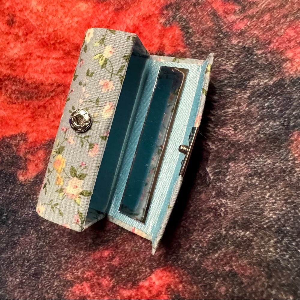 💜 Blue Floral Print Lipstick Case - NWOT - Picture 4 of 6